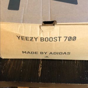 Yeezy 700 Mauve dead stock size 10.5